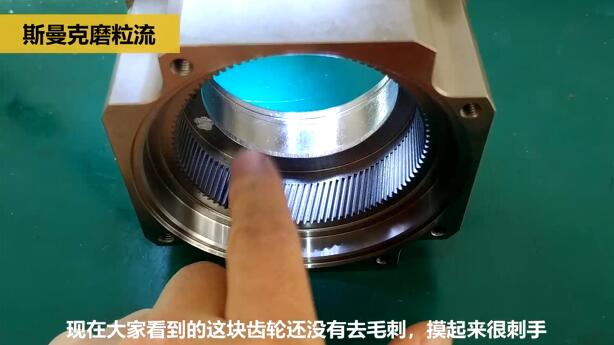 機(jī)械手臂減速齒輪去除毛刺，而且是內(nèi)側(cè)的