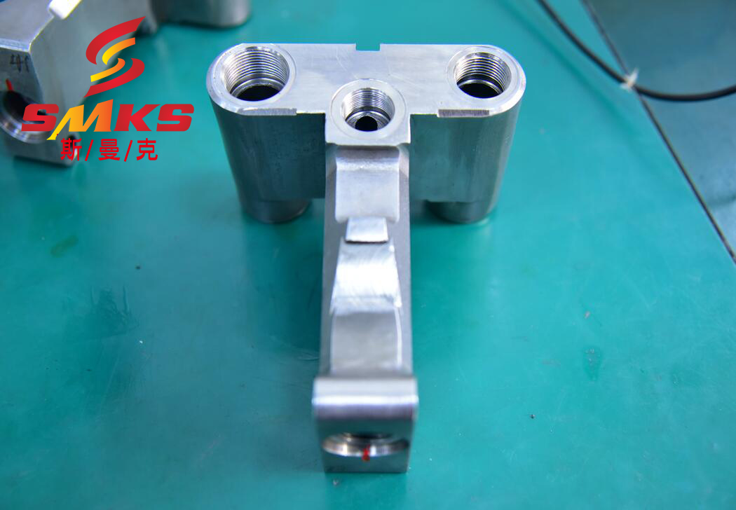 鋁合金閥體內(nèi)部交叉孔去毛刺，還得看磨粒流的！
