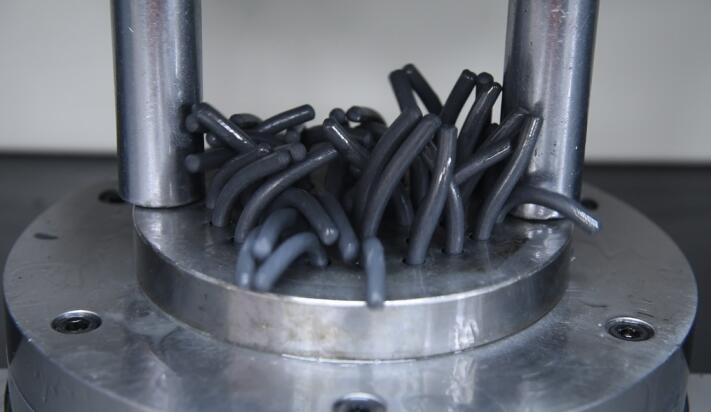 1個(gè)模具9個(gè)孔，<a href='http://icam-sec.com' target='_blank'><u>流體拋光機(jī)</u></a>5分鐘夠猛！